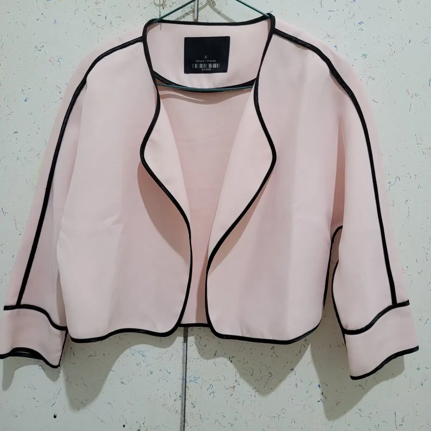 لباس|لباس|رباط‌کریم, رباط‌کریم|دیوار