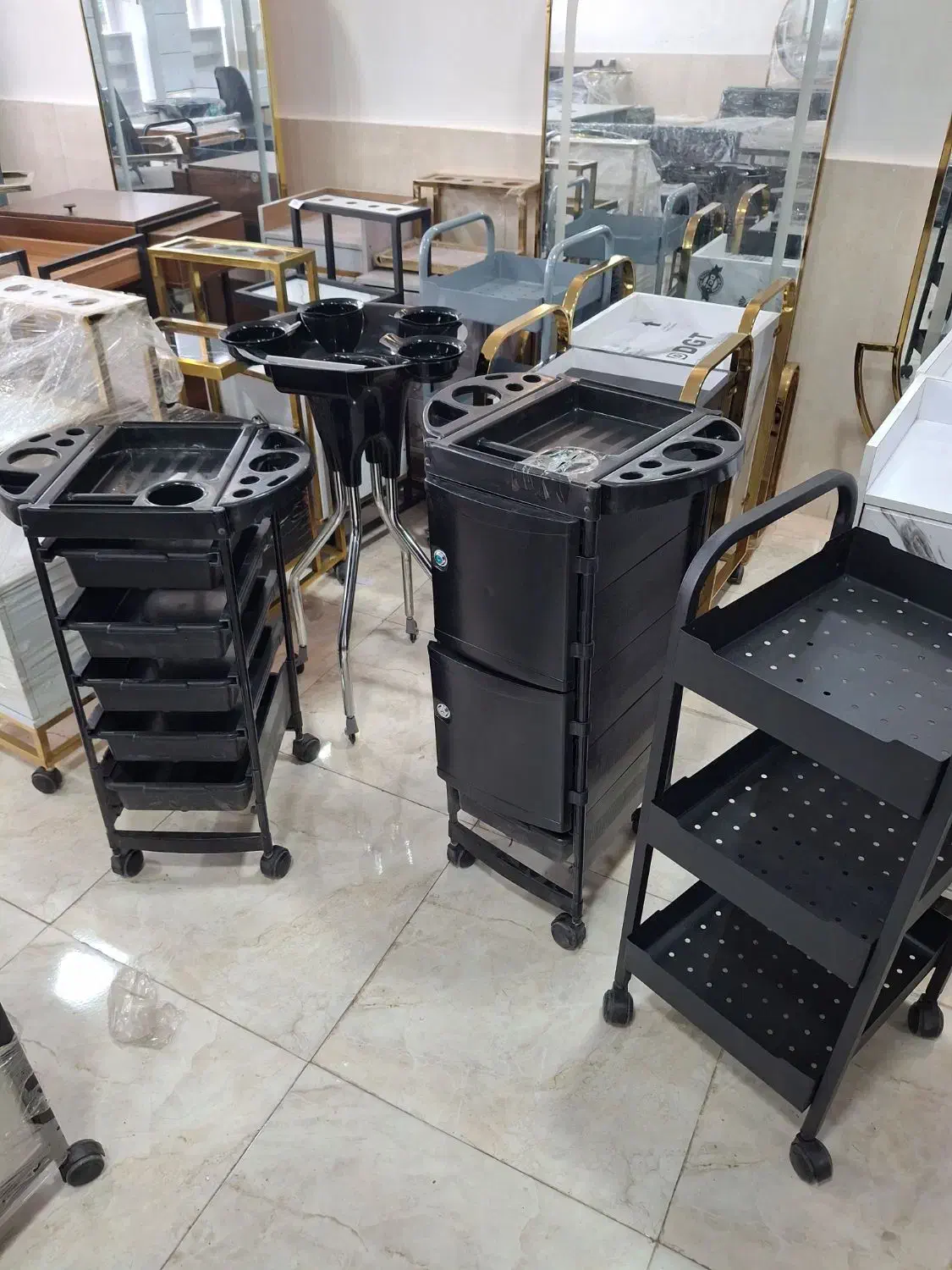 ترولی پلاستیکی ارایشگاه|آرایشگاه و سالن‌های زیبایی|رشت, امین الضرب|دیوار