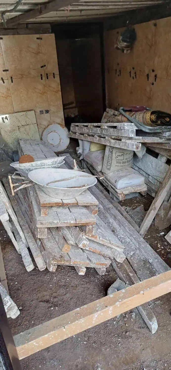 فروش تعدادی زیرپایه نراد و ۱ عدد پنجره تازه نو|مصالح و تجهیزات ساختمان|چاف و چمخاله, |دیوار