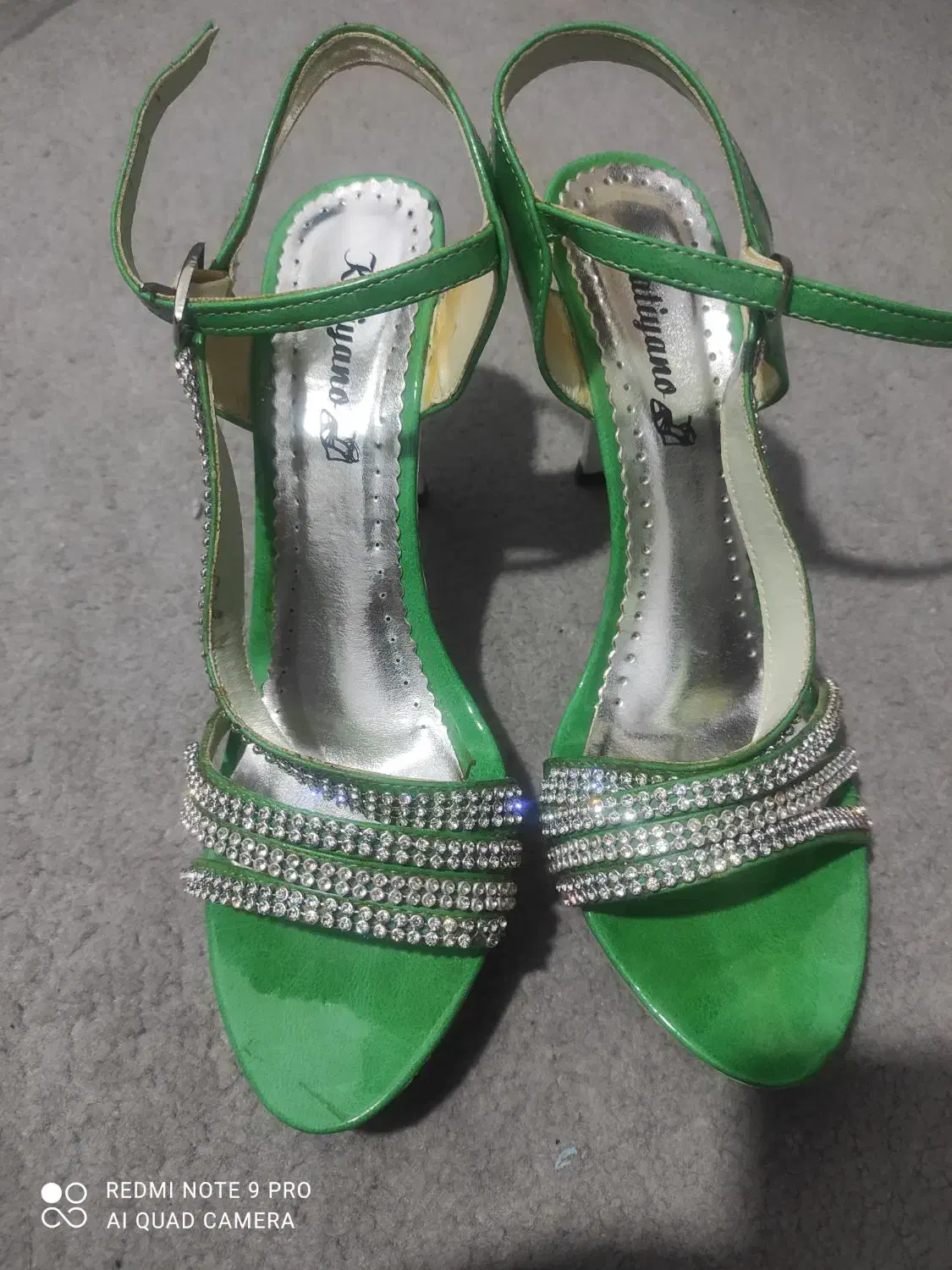 کفش|کیف، کفش، کمربند|رودهن, |دیوار