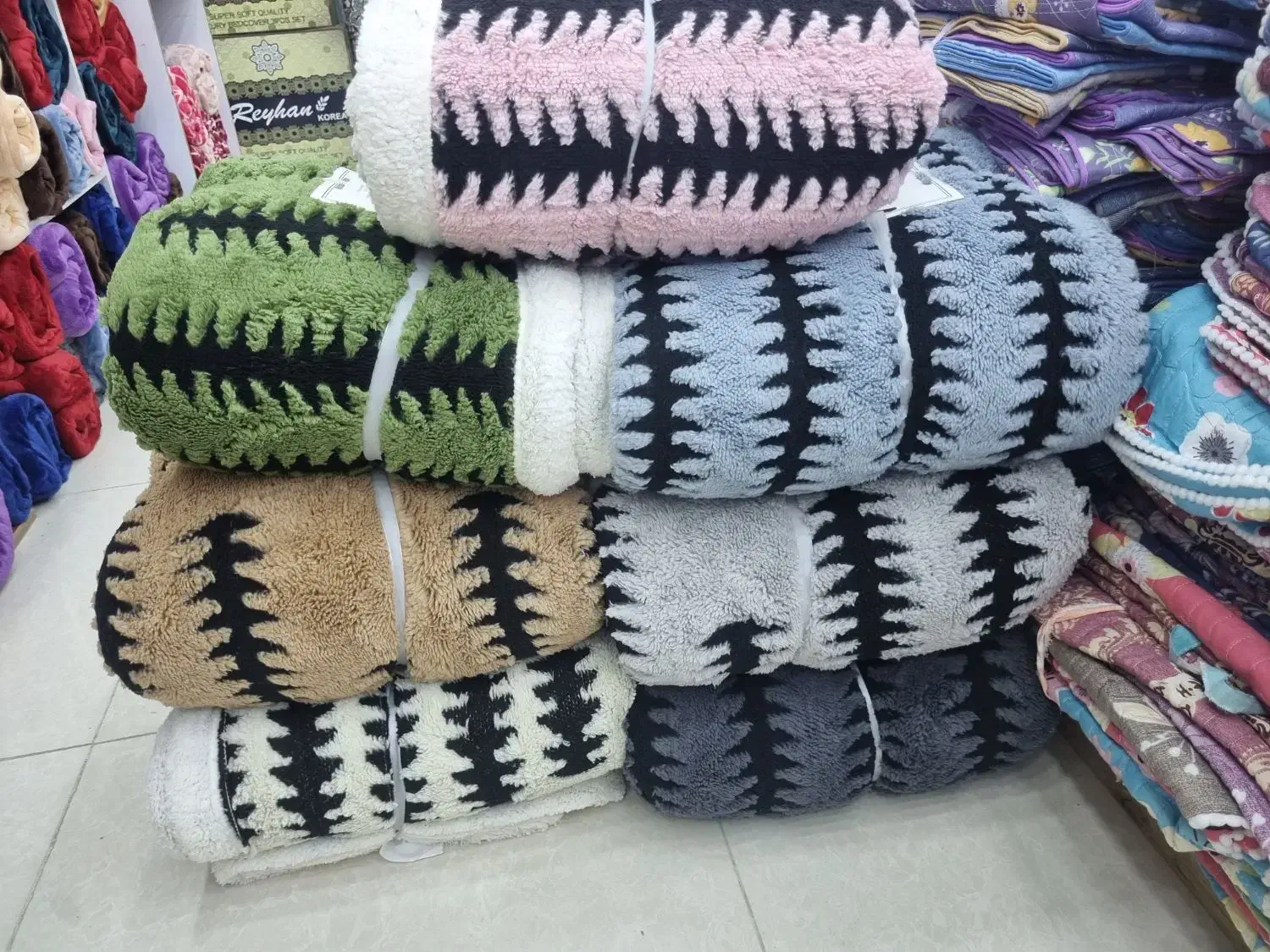 پتوگوسفندی وروبالشتی بخمل|رختخواب، بالش، پتو|قشم, |دیوار