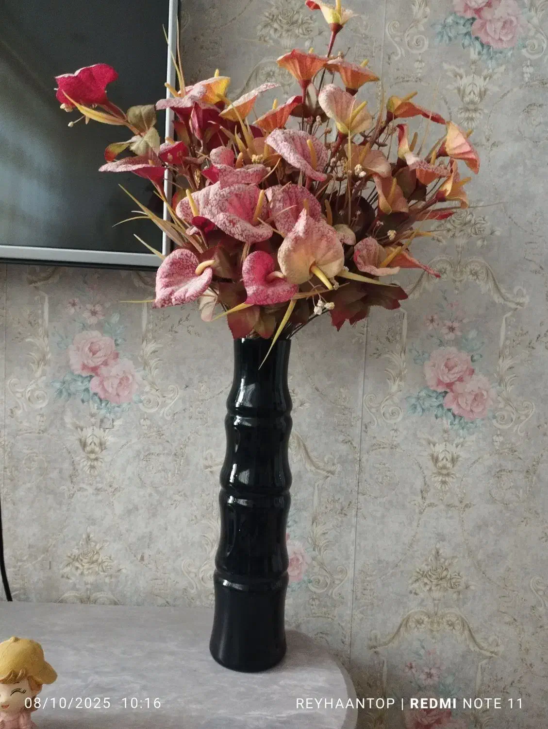 گلدان مشکی شیک و گل مصنوعی|گل مصنوعی|مشهد, مصلی (کارمندان اول)|دیوار