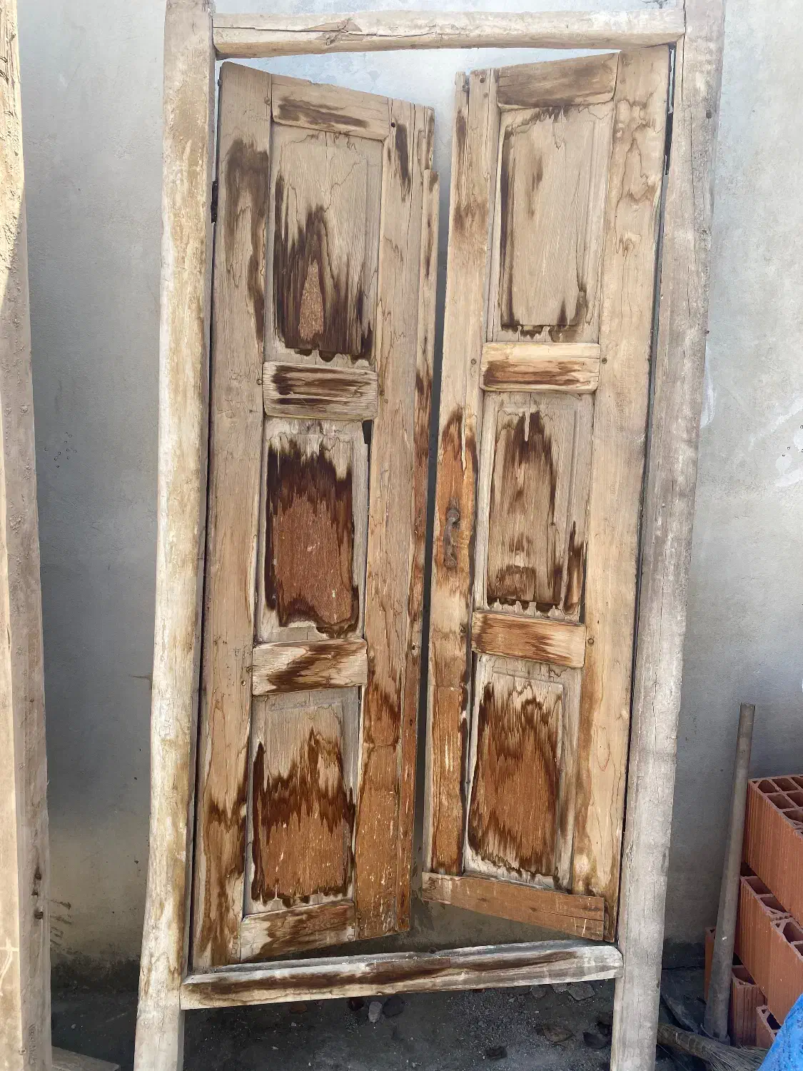 درب و پنجره چوبی با قدمت بیش از صد و پنجاه سال|کلکسیون اشیاء عتیقه|گرگان, |دیوار