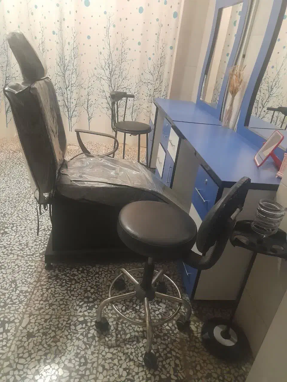 فروش میز و آینه و صندلی آرایشگاه|آرایشگاه و سالنهای زیبایی|سمیرم, |دیوار