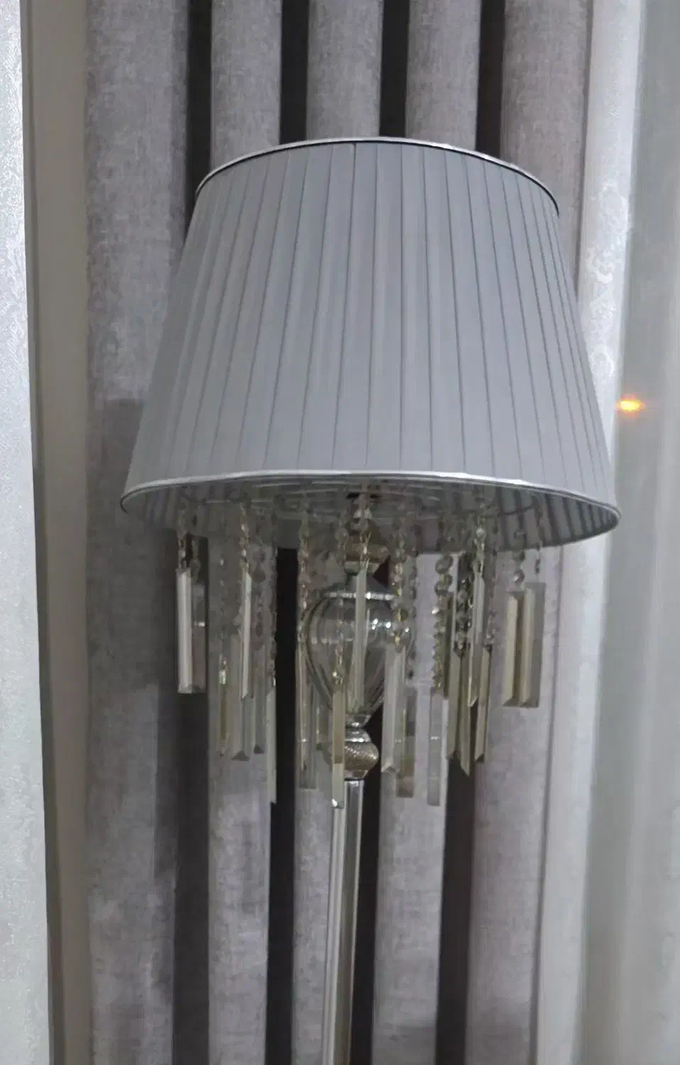 اباژور ایستاده در حدنو|چراغ خواب و آباژور|هشتگرد, شهرک پامچال|دیوار