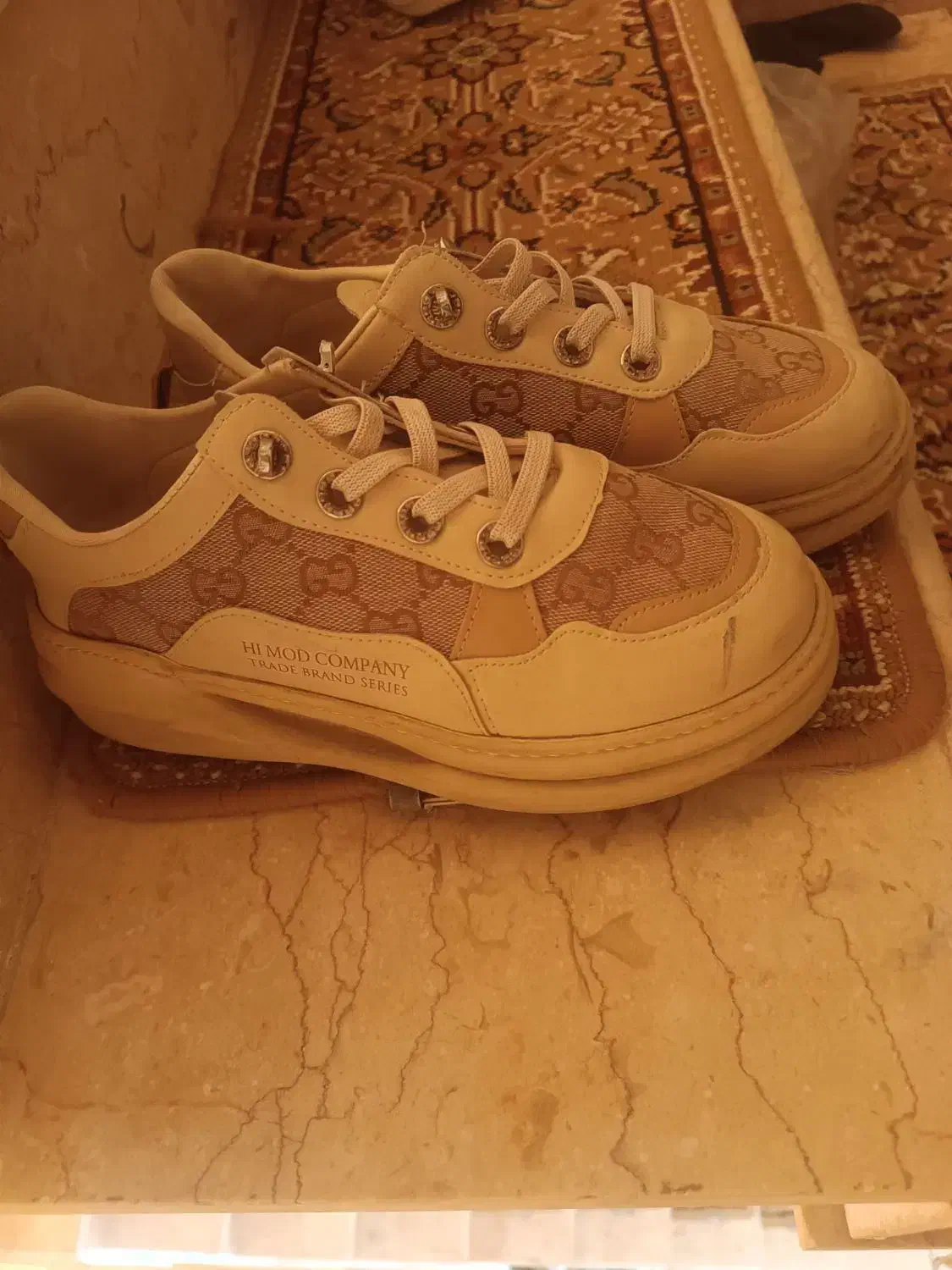 کتونی|کیف، کفش، کمربند|میانه, |دیوار