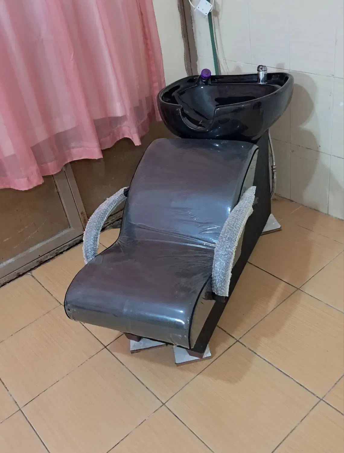 سرشور آرایشگاه وصندلی اصلاح و آیینه با عسلی|آرایشگاه و سالنهای زیبایی|ایلام, |دیوار