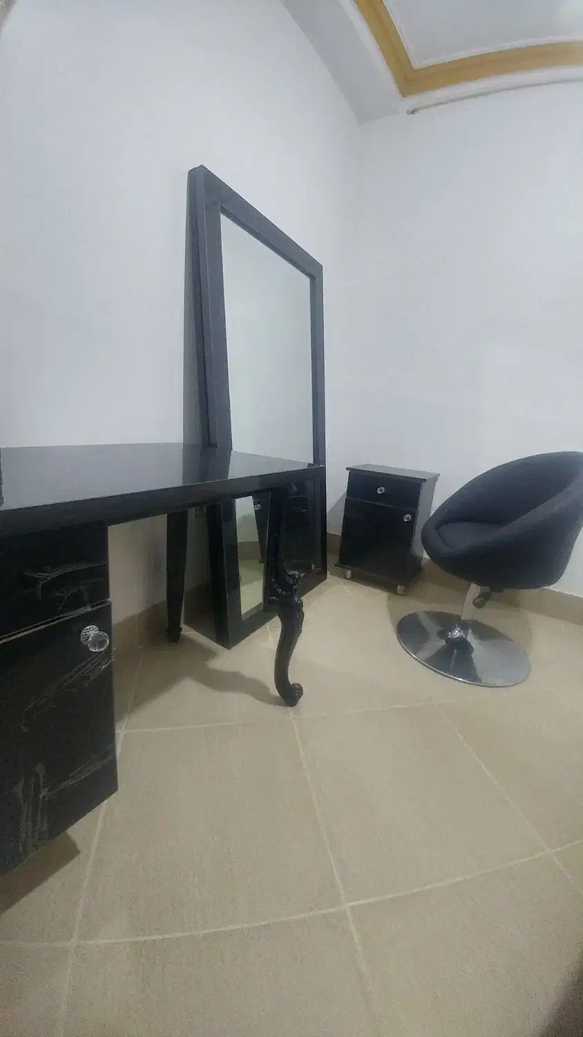 اینه و میز و صندلی ارایشگاه|آرایشگاه و سالنهای زیبایی|گرگان, |دیوار