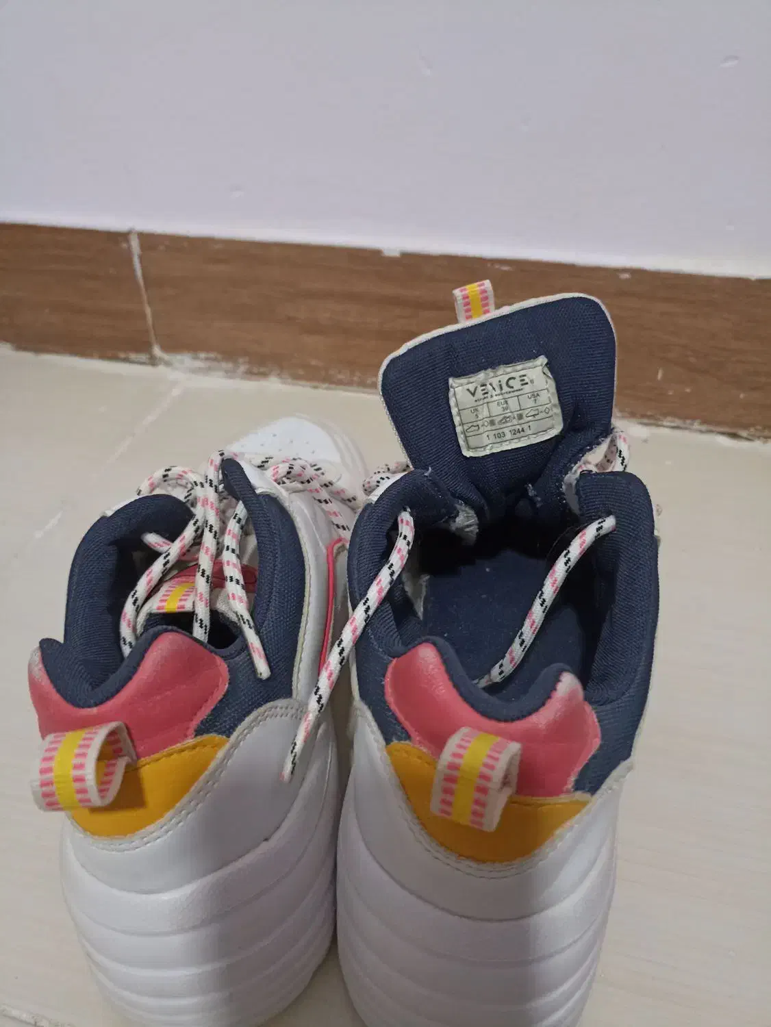 کتونی خارجی|کیف، کفش، کمربند|اسفراین, |دیوار