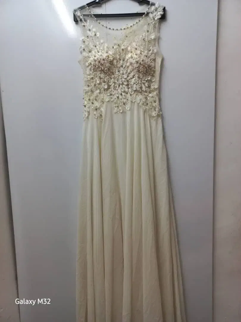 لباس مجلسی|لباس|مشهد, کوشش|دیوار