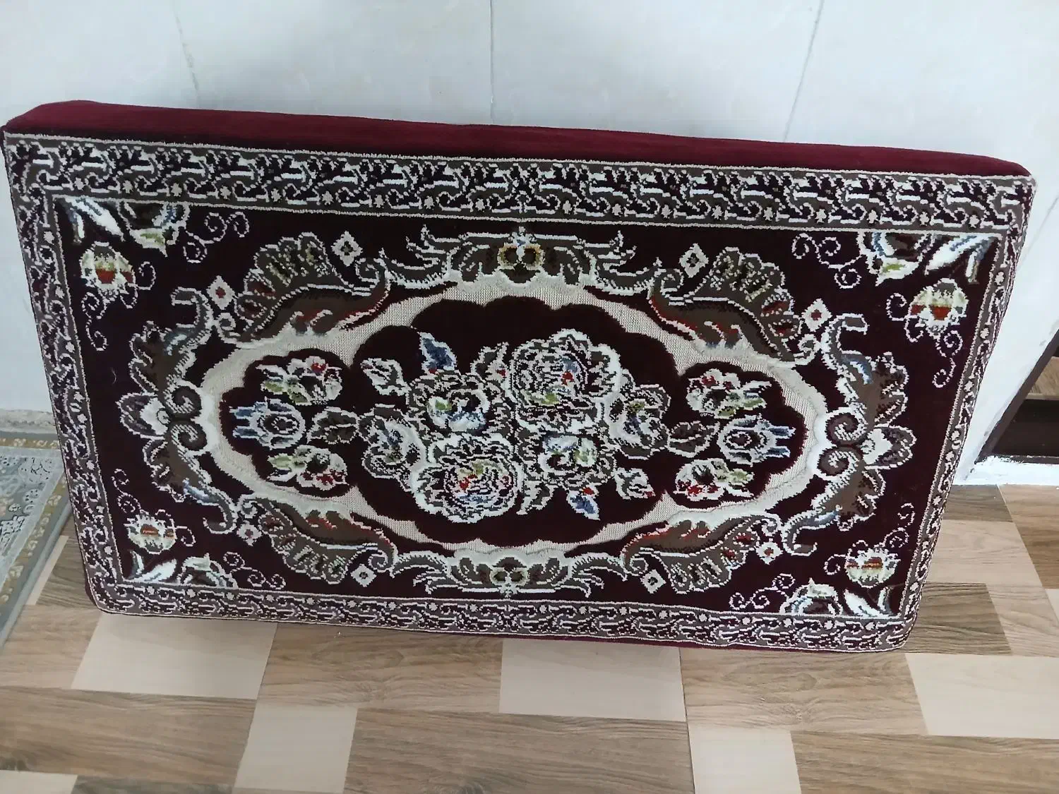 یک جفت پشتی|پشتی|اقبالیه, |دیوار