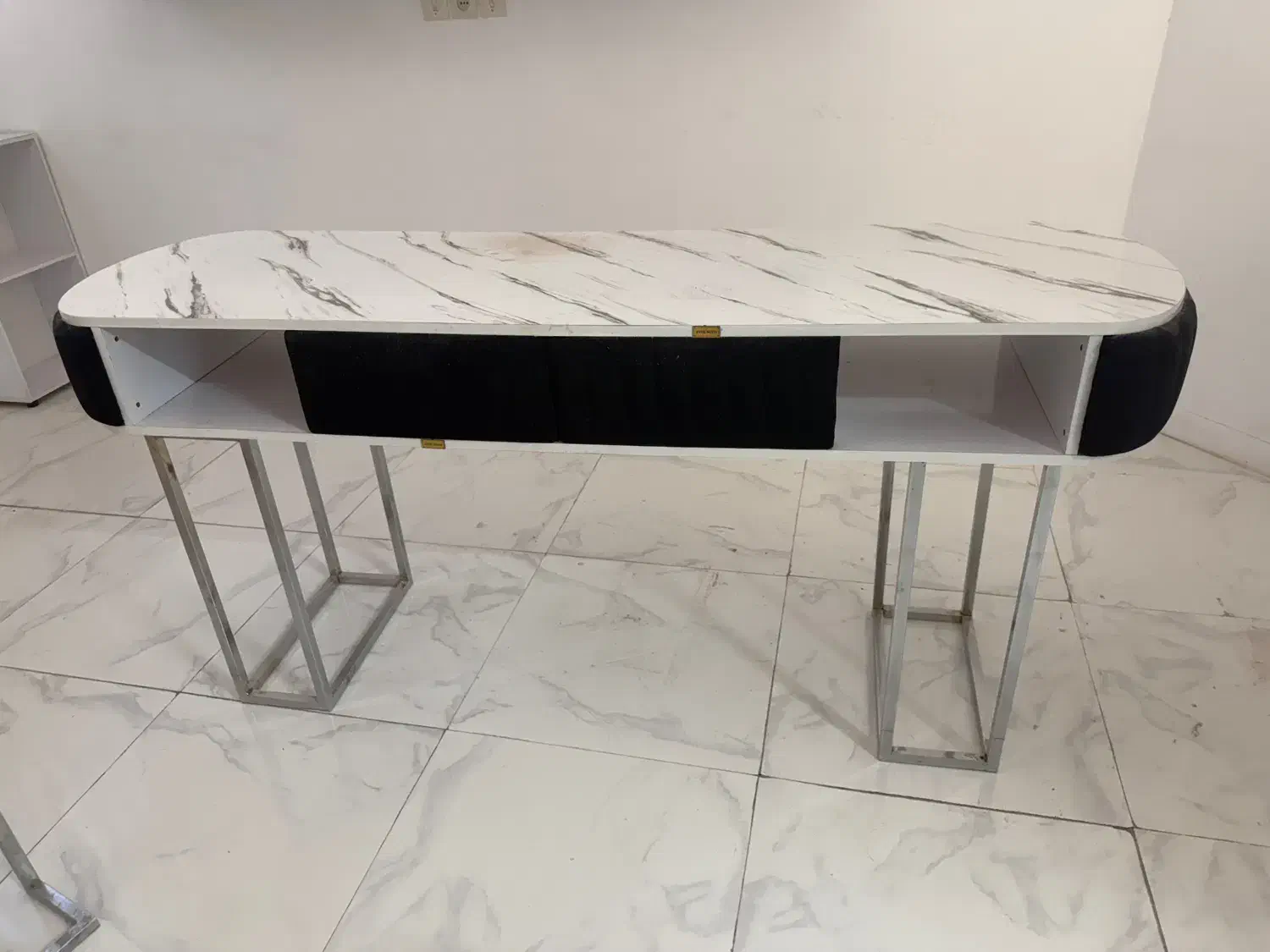 دو تا میز ناخن و یک شلف|آرایشگاه و سالنهای زیبایی|قم, سالاریه|دیوار