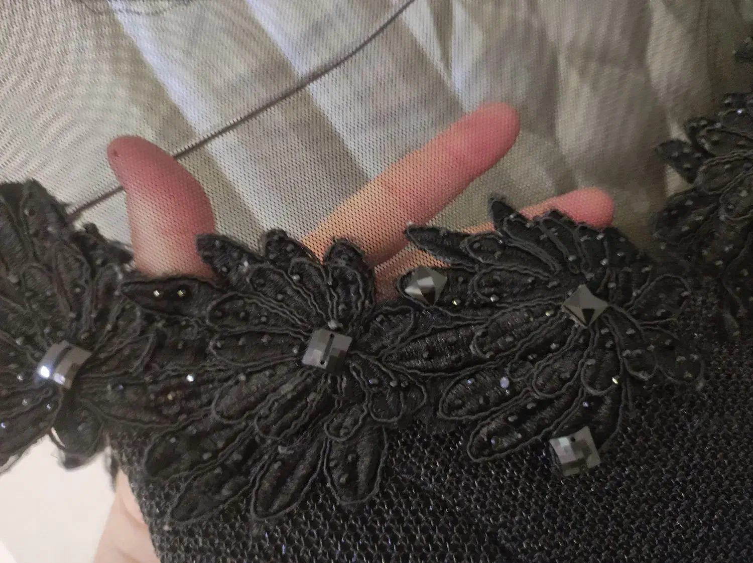 لباس مجلسی کارشده|لباس|رباط‌کریم, رباط‌کریم|دیوار