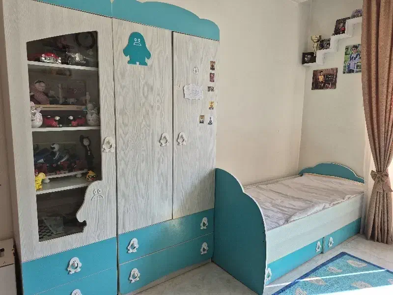 تخت و کمد و ویترین با رنگ آبی|تخت و سرویس خواب|اصفهان, کوجان|دیوار