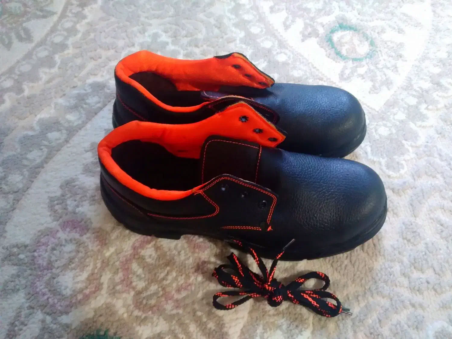 کفش کار|کیف، کفش، کمربند|رشت, کوی جام جم|دیوار