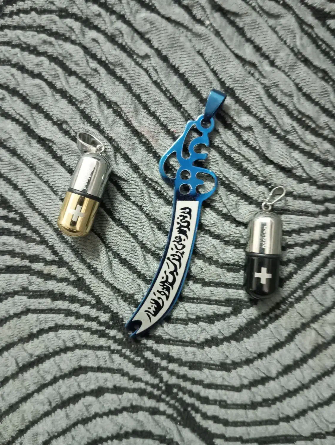 آویز گردنبند|جواهرات|زاهدان, |دیوار