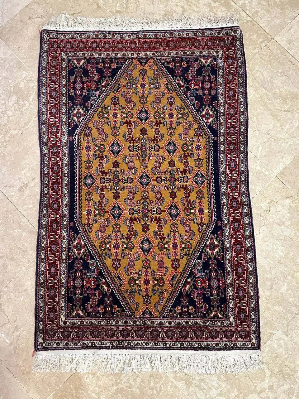 قالیچه ریزبافت قشقایی اعلاء بی بی بافت|فرش|تهران, اکباتان|دیوار