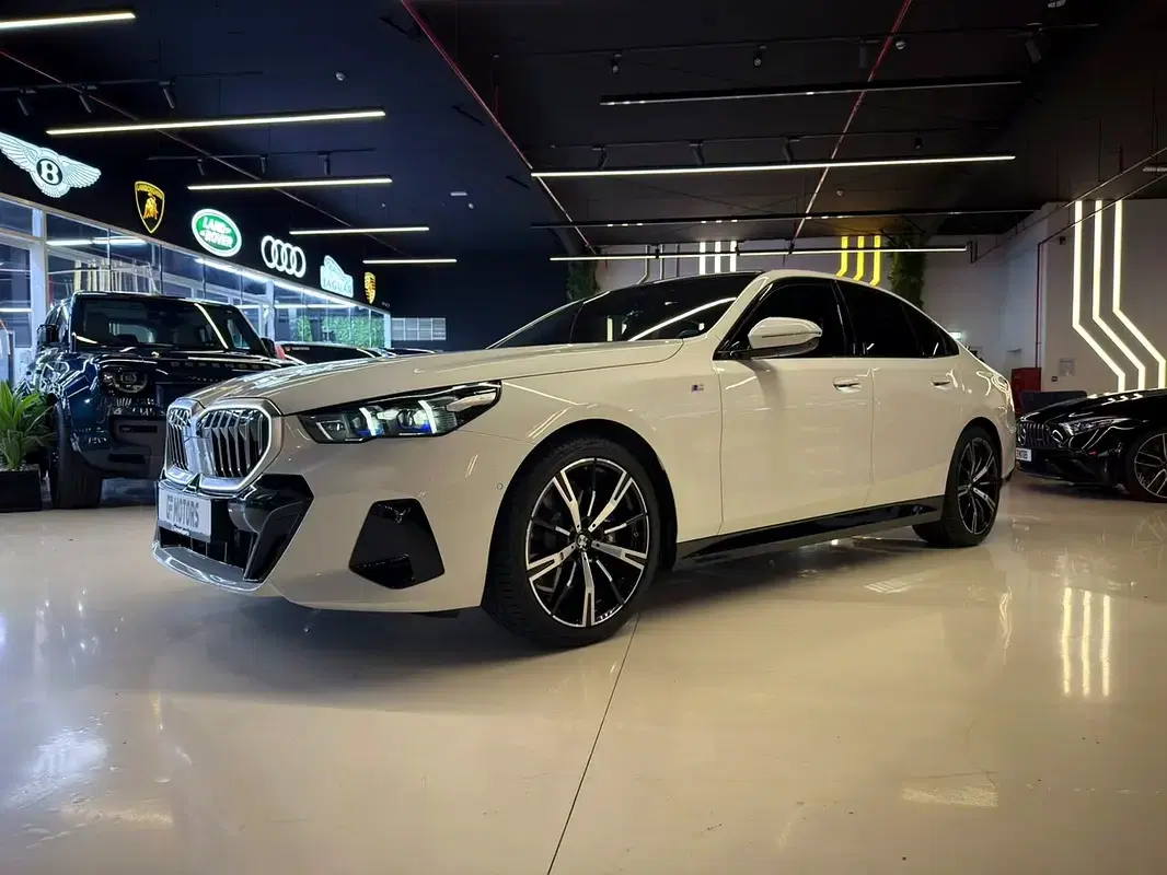 BMW 530 i M 2025|خودرو سواری و وانت|تهران, امانیه|دیوار