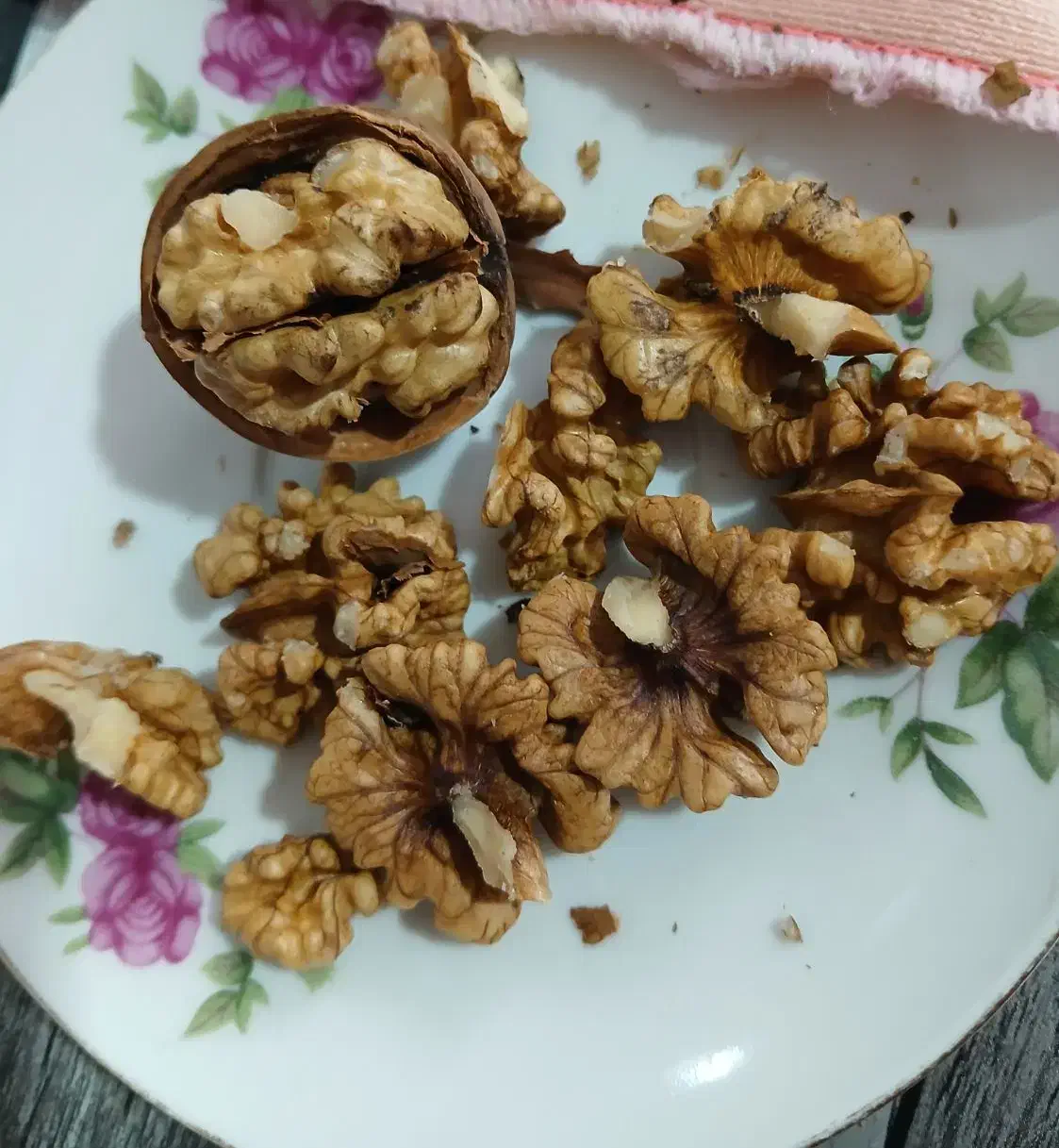 گردو همدان ، مغز سفید پر چرب پوست کاغذی امسالی|خوردنی و آشامیدنی|اصفهان, ملک‌شهر|دیوار