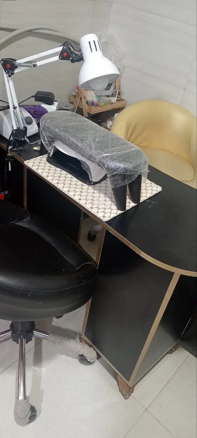 میز و صندلی ناخون کاری|آرایشگاه و سالن‌های زیبایی|کرمان, |دیوار