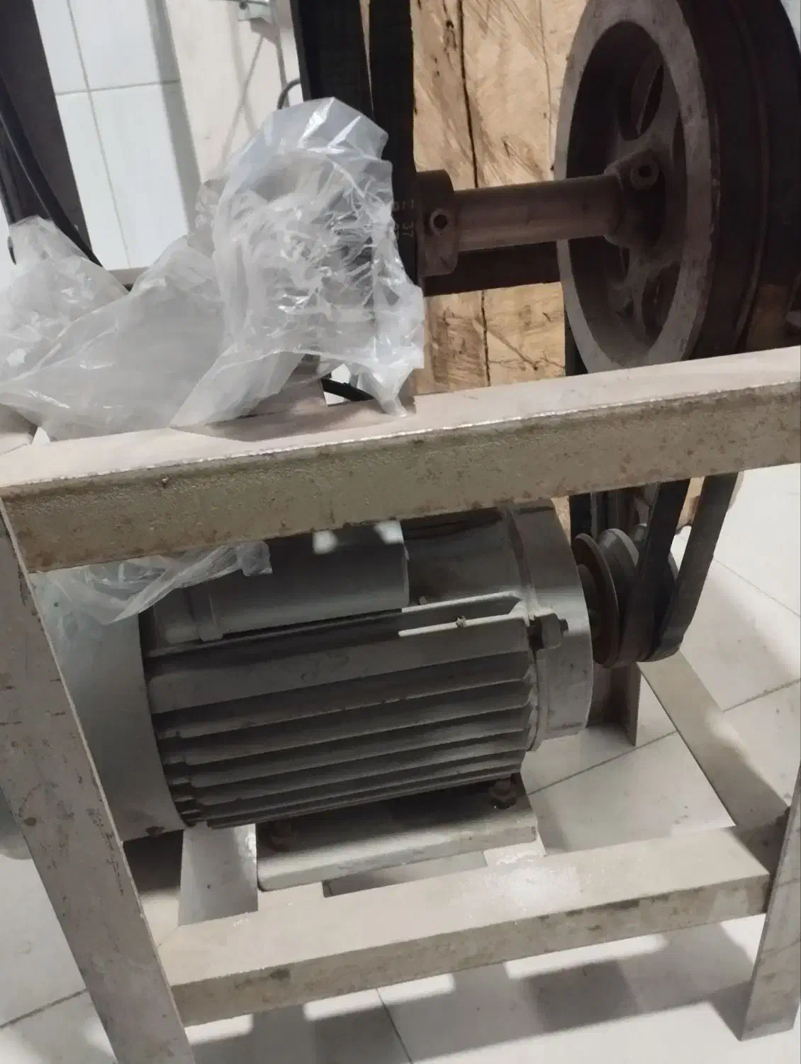 یک عدد دستگاه چرخ گوشت|خردکن، آسیاب، غذاساز|آشخانه, |دیوار