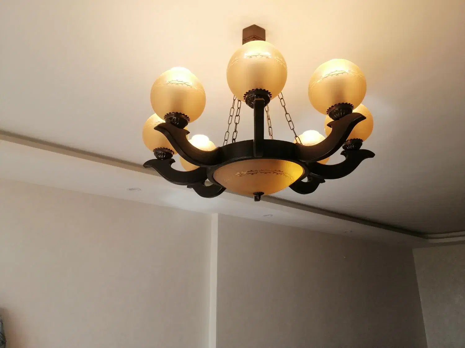 لوستر رومی|لوستر و چراغ آویز|اصفهان, کوی ولی عصر|دیوار