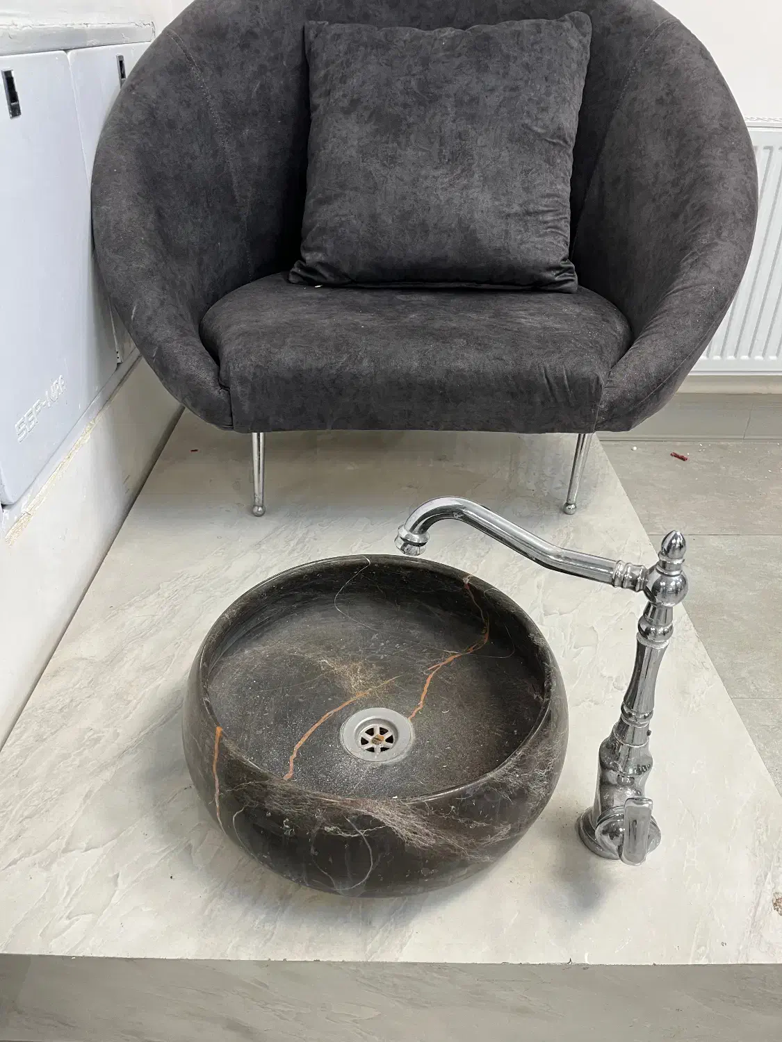 فروش پدیکور و سرشور و میز ناخن با شلف و صندلی|آرایشگاه و سالن‌های زیبایی|سمنان, |دیوار