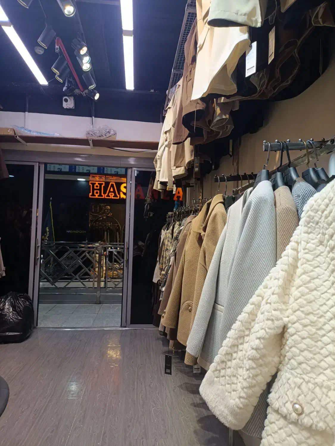 به یک خانم جهت عکس وادمین تولید محتوا نیازمندیم|استخدام بازاریابی و فروش|تهران, بازار|دیوار