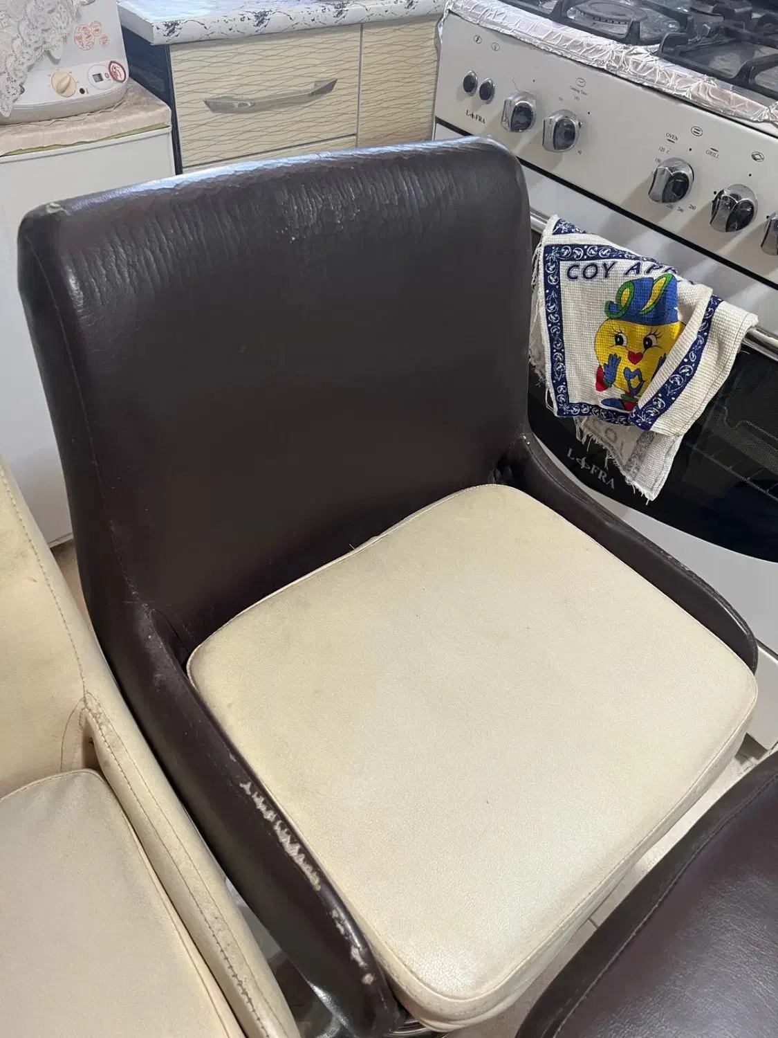 صندلی چرم اپن|صندلی و نیمکت|شیراز, فرهنگ شهر|دیوار