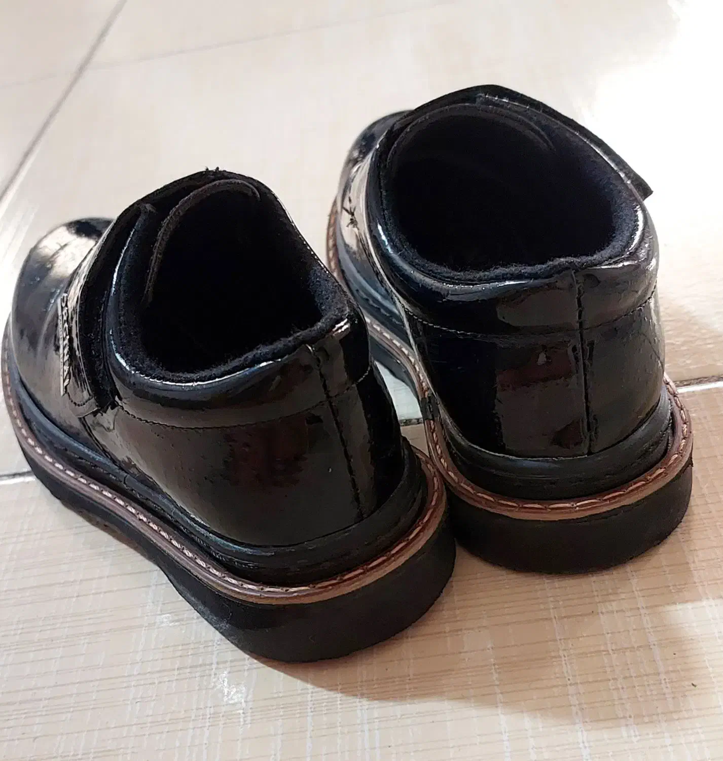 کفش|کیف، کفش، کمربند|قرچک, شهرک طلائیه|دیوار