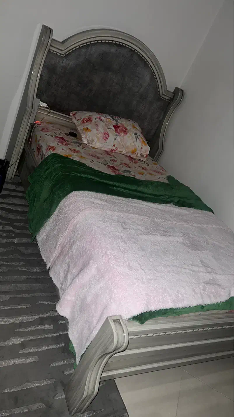 تخت خواب|تخت و سرویس خواب|تهران, آبشار تهران (دریاچه)|دیوار