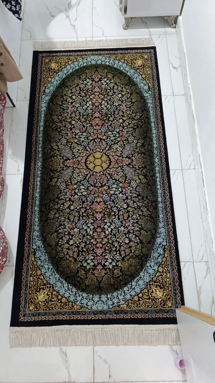 کنار فرش بسیار زیبا|فرش|بیستون, |دیوار