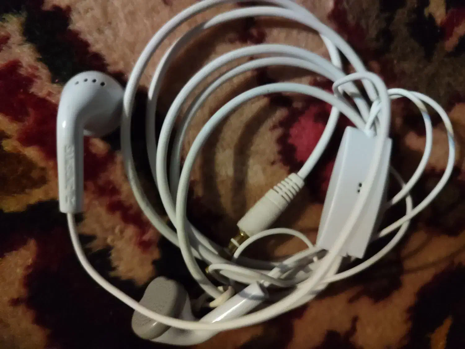 هندزفری سفید رنگ کاملا سالم نو|لوازم جانبی موبایل و تبلت|بروجن, |دیوار