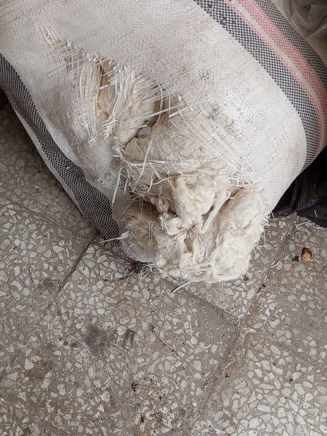 پمبه|رختخواب، بالش، پتو|قم, قلعه کامکار|دیوار