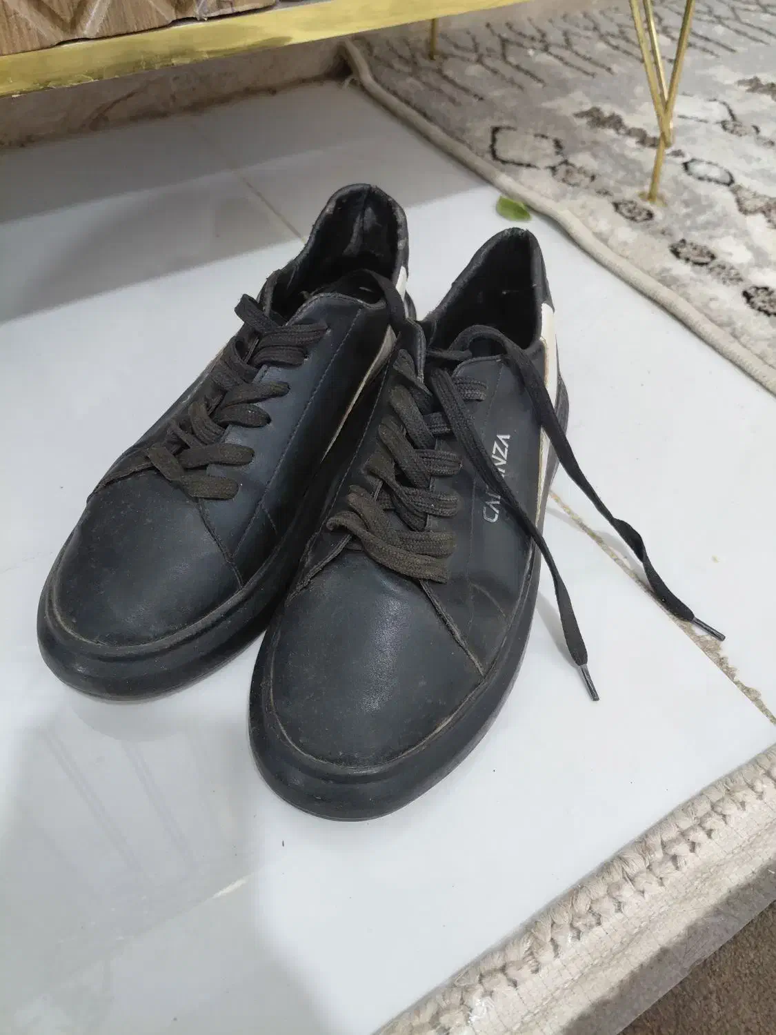 کفش نو|کیف، کفش، کمربند|تربت جام, میان جام|دیوار