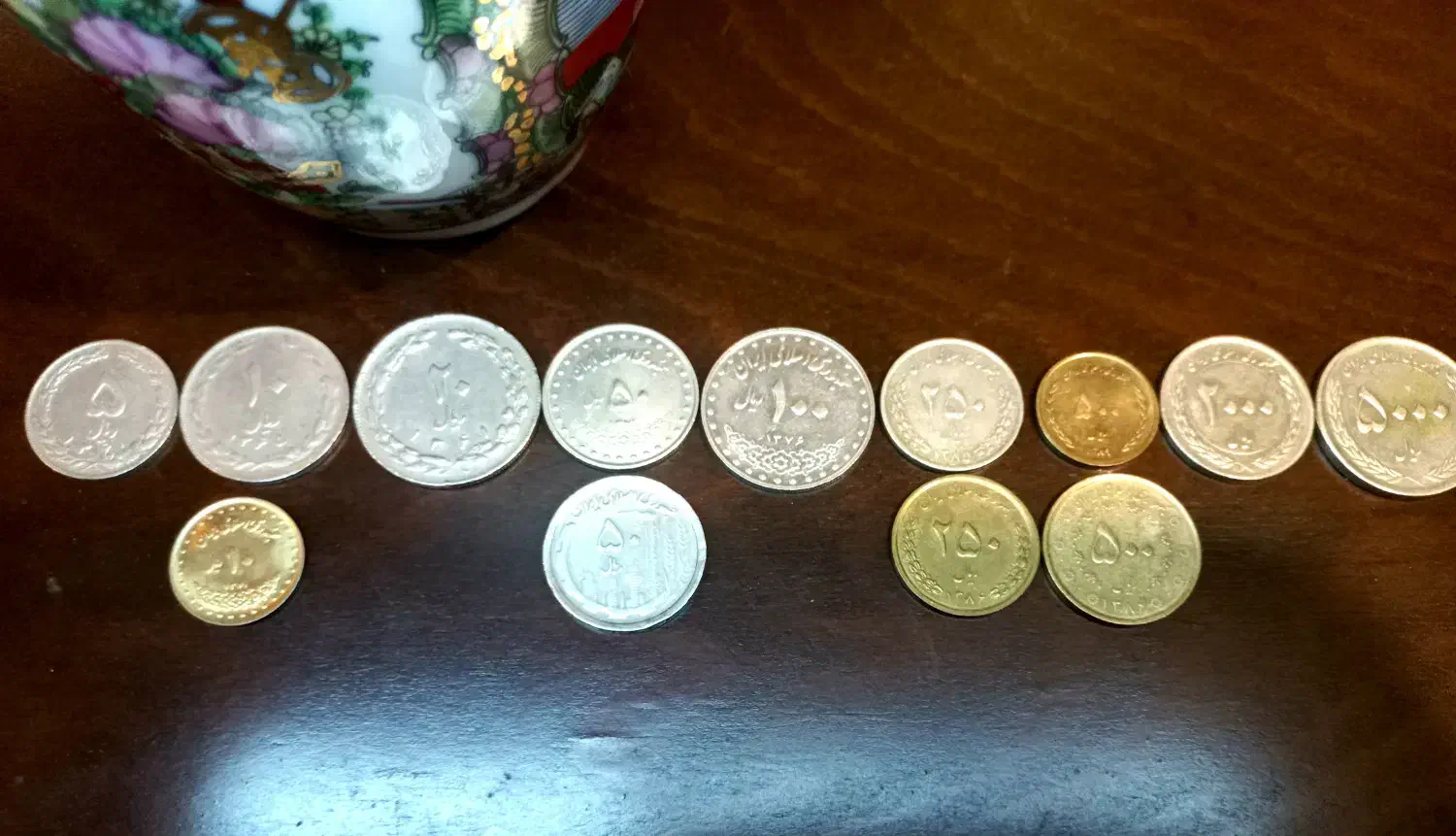 کلکسیونی از سکه های قدیمی|کلکسیون اشیاء عتیقه|اصفهان, باغ زرشک|دیوار