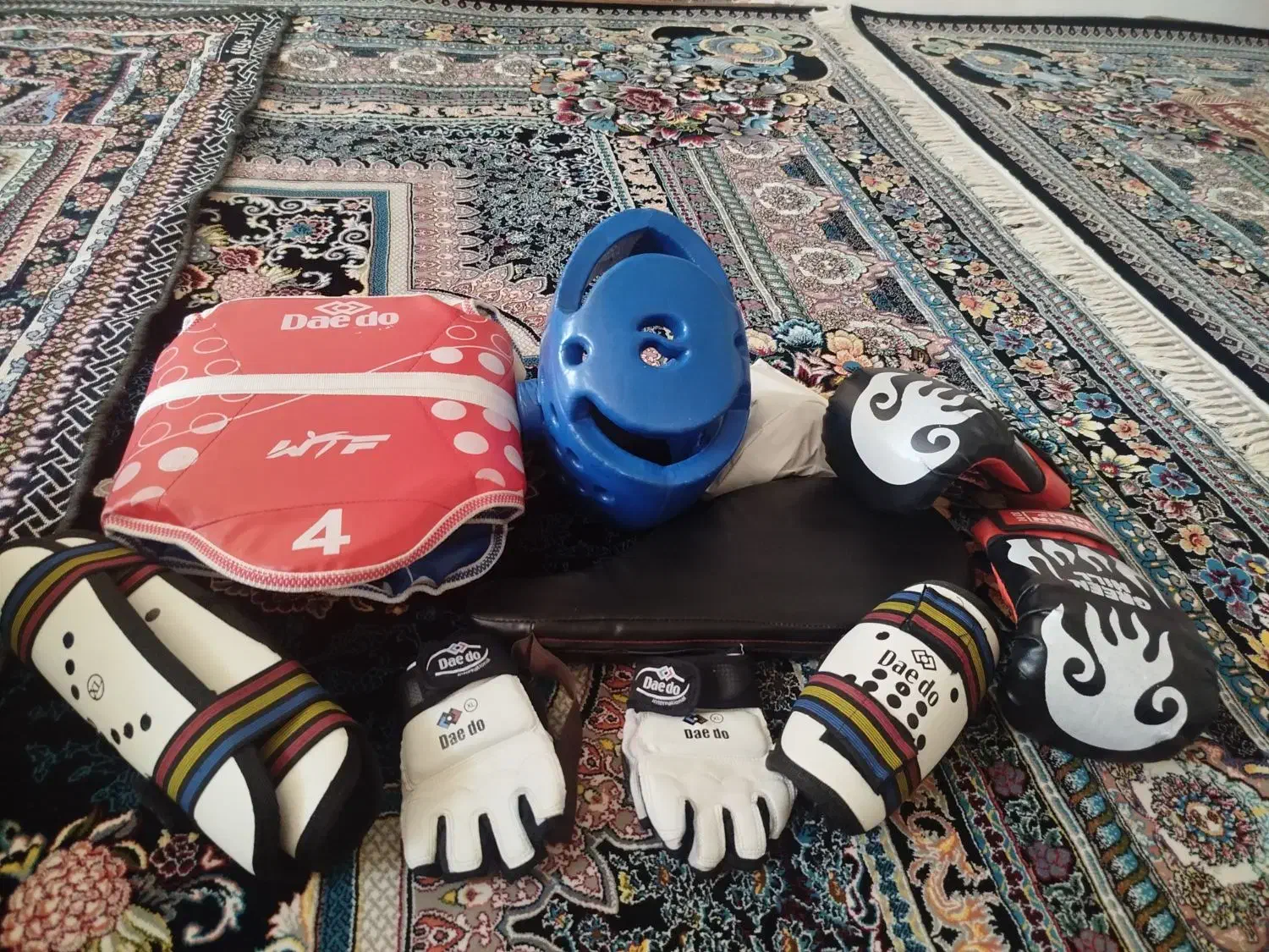 لباس تکواندو|کفش و لباس بچه|صحنه, |دیوار