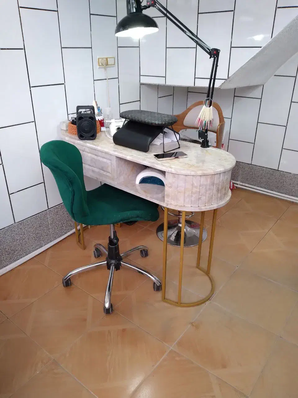 میز و صندلی ناخن|آرایشگاه و سالنهای زیبایی|اهر, |دیوار