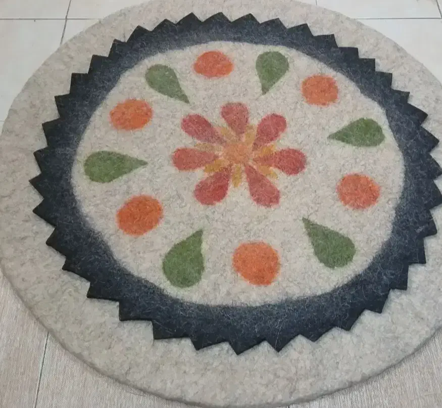 زیرمنقلی نمدی سفید|فرش|شهرکرد, |دیوار