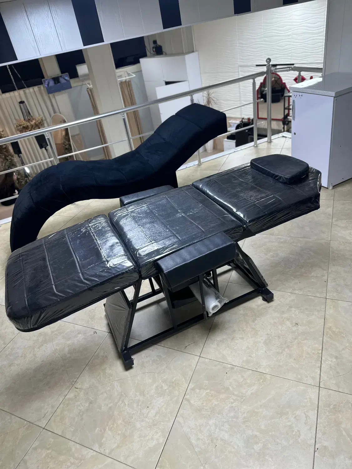 تجهیزات آرایشگاهی|آرایشگاه و سالن‌های زیبایی|آستارا, |دیوار