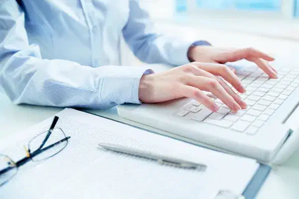 به یک منشی خانم برای مطب نیازمندیم|استخدام درمانی، زیبایی، بهداشتی|بندرعباس, |دیوار