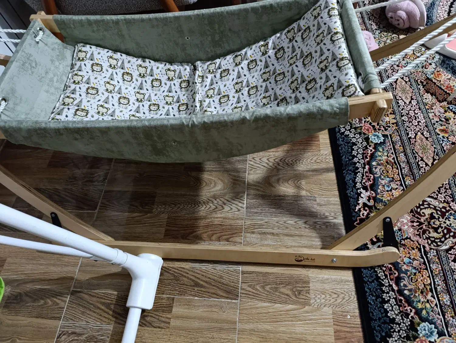 ننو|تخت و صندلی بچه|رشت, پیرکلاچای|دیوار