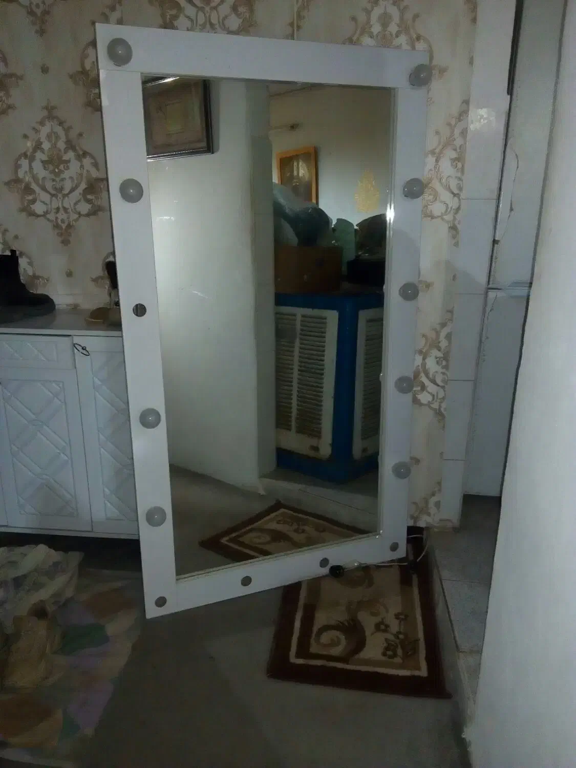 اینه سفید هالیودی یا همون لامپ دار|آینه|مشهد, سید رضی|دیوار