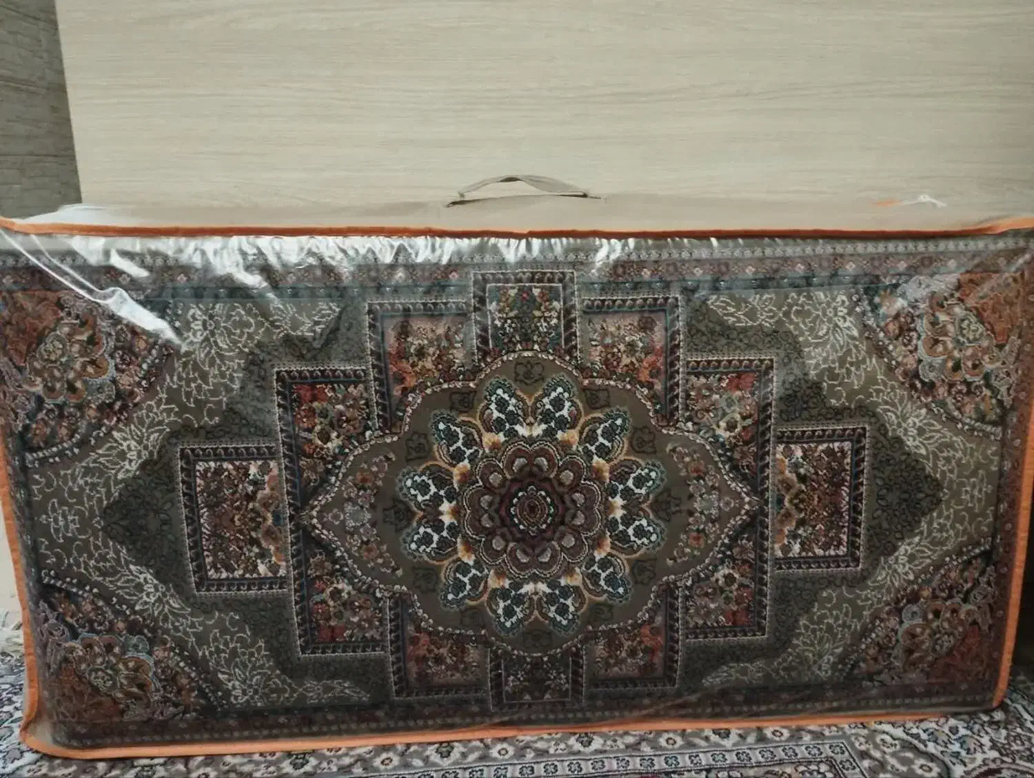 پشتی نو نو|پشتی|تهران, مینای شمالی (مخبر)|دیوار