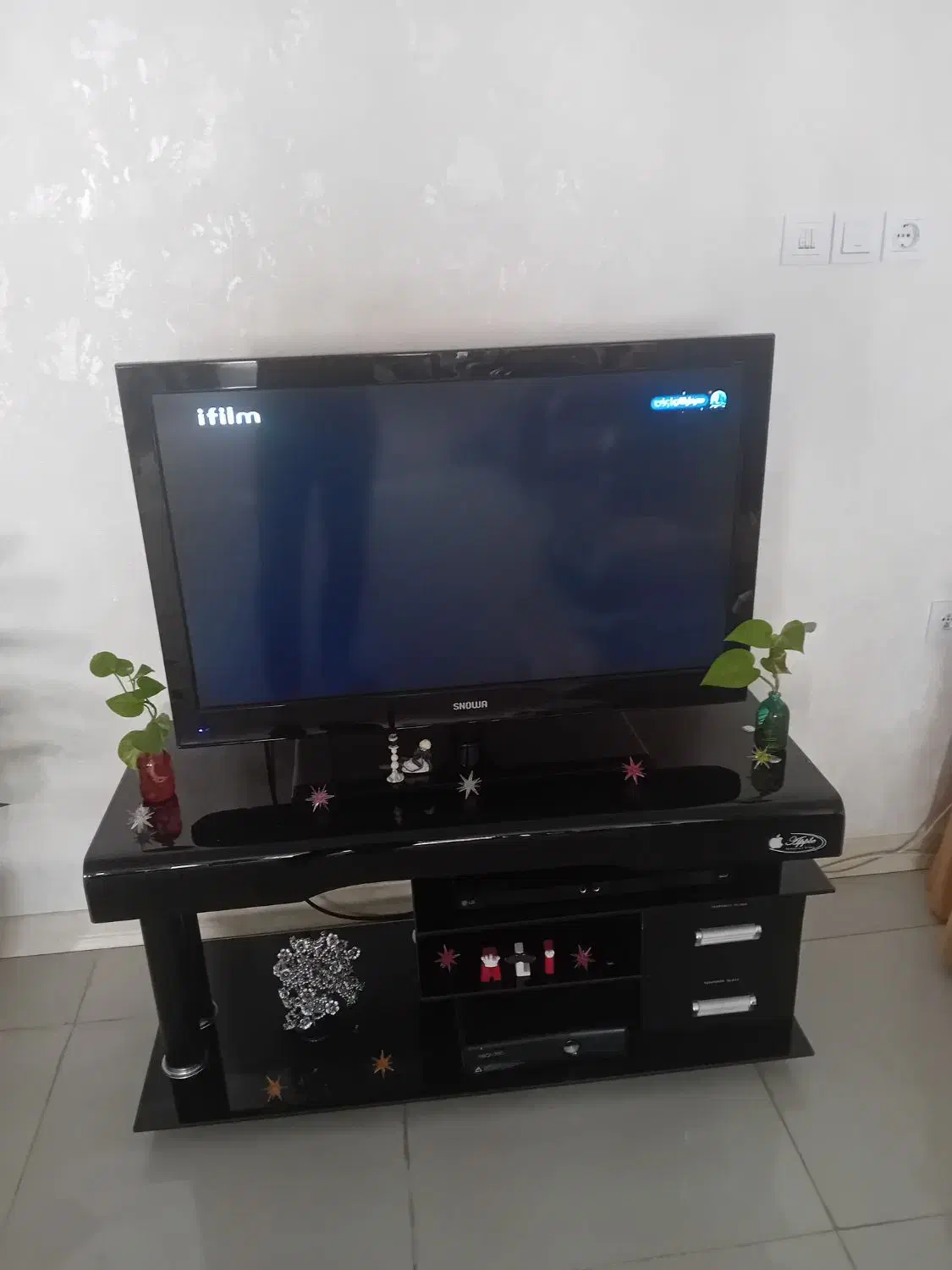 تلویزیون ۳۷ به همراه میز|تلویزیون و پروژکتور|محمدیه-قزوین, |دیوار