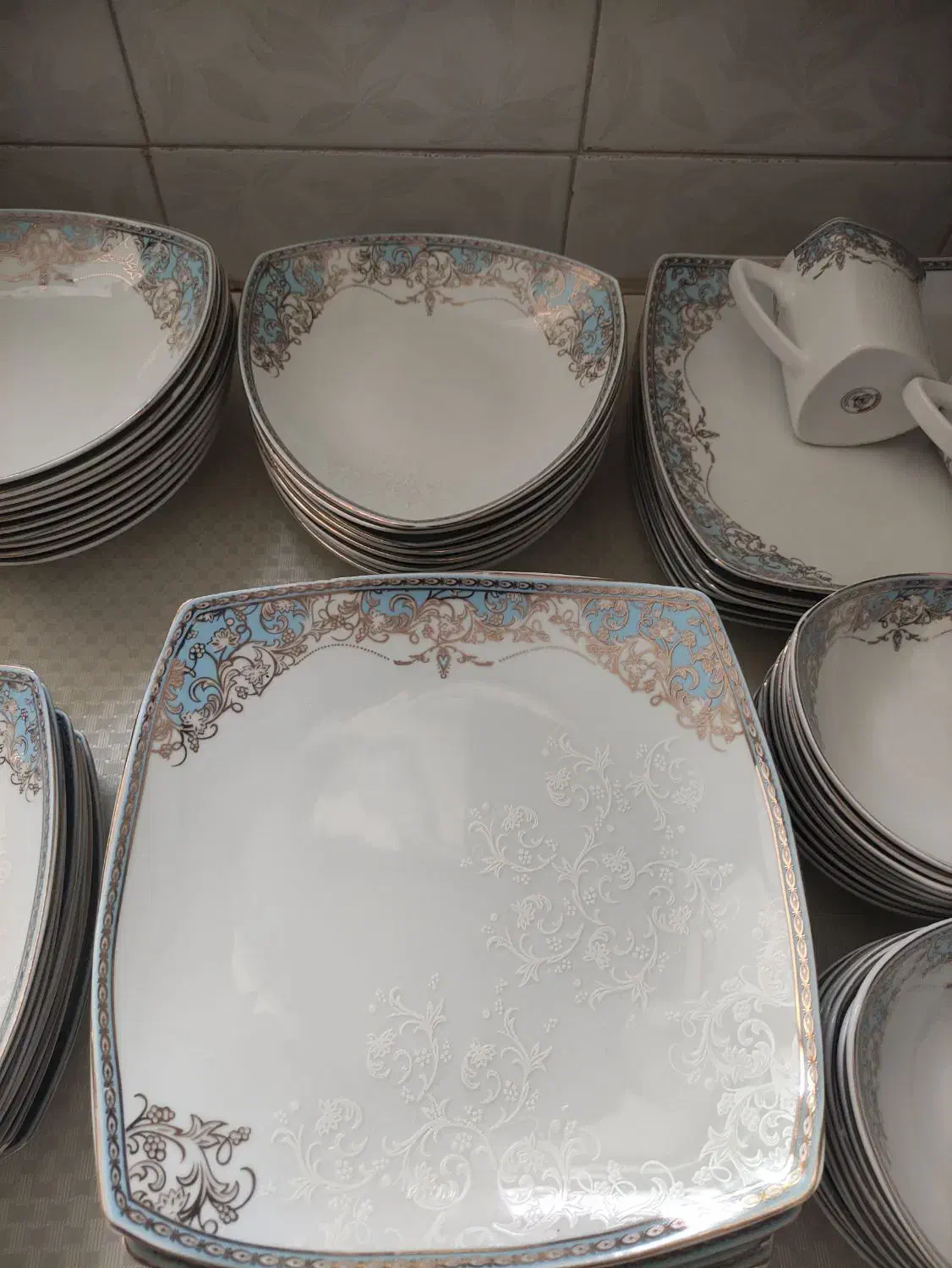 سرویس چینی ۱۸نفره کامل بدونه لب پریدگی وایراد|ظروف سرو و پذیرایی|اسدآباد, |دیوار