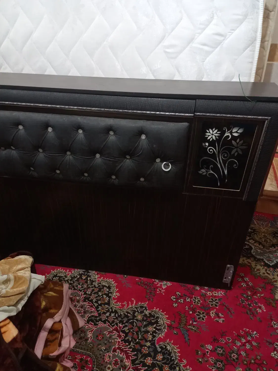 تختخواب دونفره خیلی خوب وسالم|تخت و سرویس خواب|صوغان, |دیوار