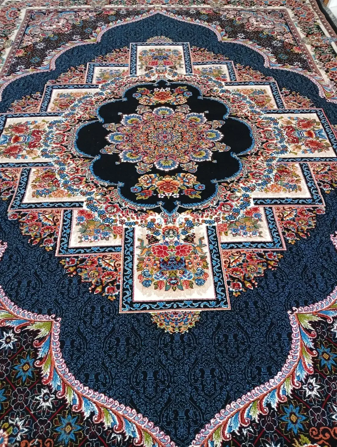 فرش نو سرمه ای|فرش|تربت‌حیدریه, باغ ملی|دیوار