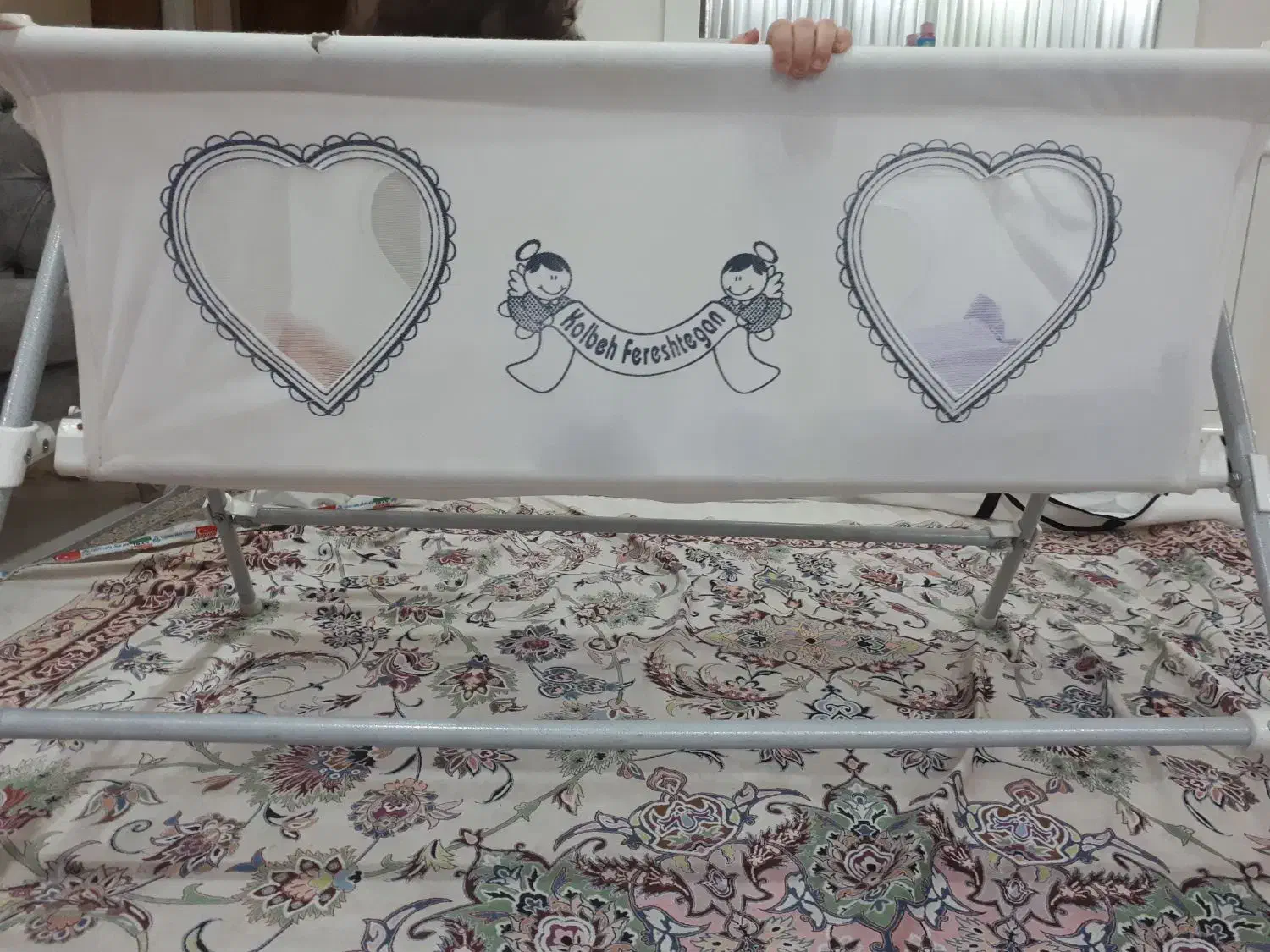 گهواره نوزادی|تخت و صندلی بچه|رباط‌کریم, رباط‌کریم|دیوار