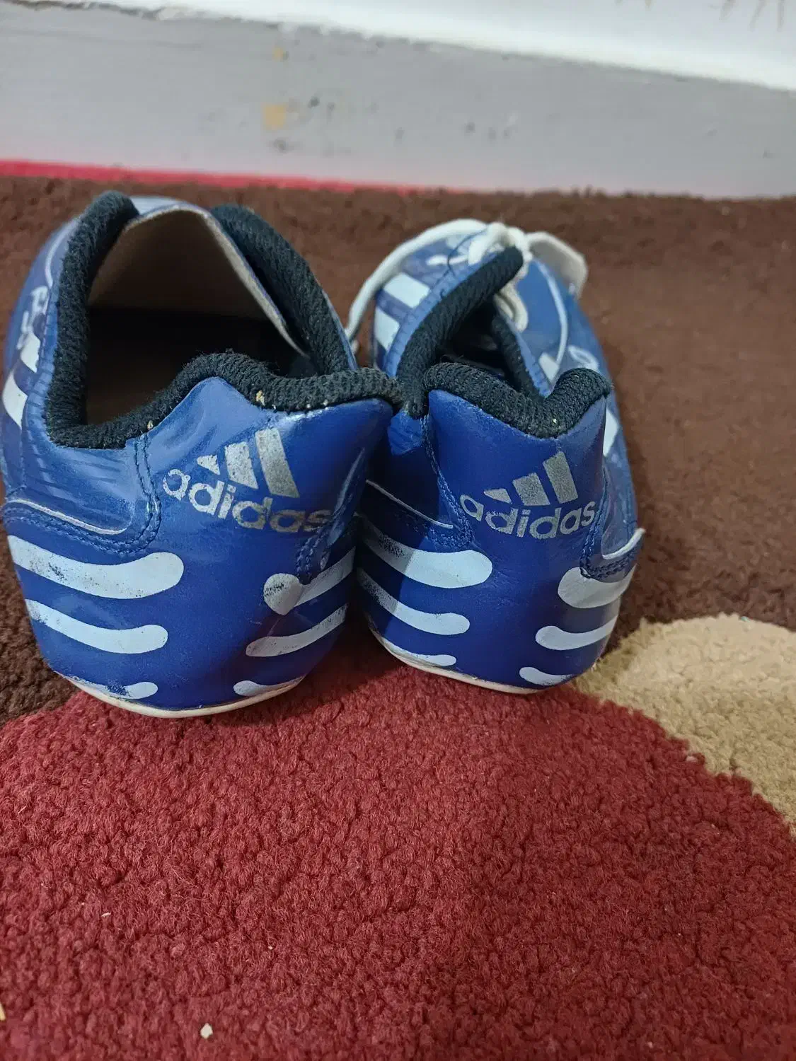 کفش ورزشی|کیف، کفش، کمربند|اهواز, کوی طلاب|دیوار